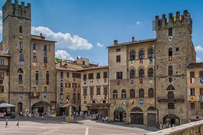 Arezzo: Private Walking Tour - S. Francesco Church: Medieval storytelling you can point at