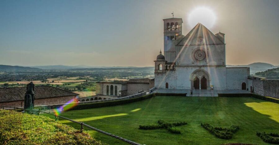 Assisi: 3-hours private tour including St. Francis Basilica - Cathedral of San Rufino: the calm start before the Francis story takes over