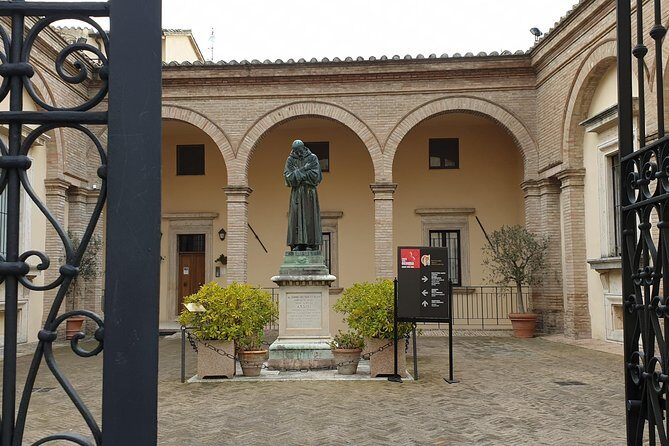 Assisi and the Second World War - Heroes by chance and by vocation - The passage road where a protagonist lived