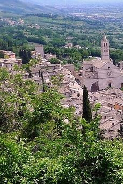 Assisi: Grand Tour Tuk Tuk - Italian driver - Cathedral of San Rufino and Piazza Vescovado: Religious Power and City Authority