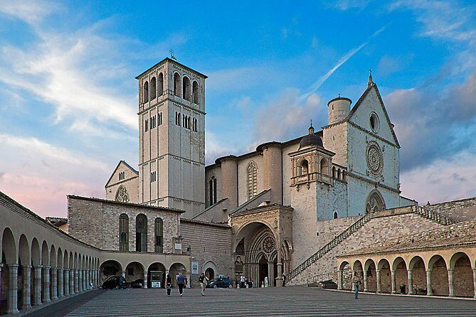 Assisi - in the footsteps of St. Francis - Cattedrale di San Rufino: Romanesque carved details that make sense