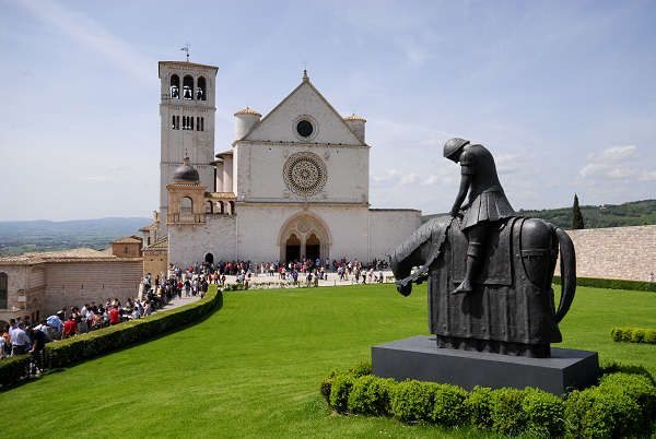 Assisi: Private Walking Tour with St. Francis Basilica - Start at Santa Chiara: Meeting Point and How the Story Gets Set
