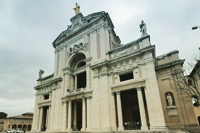 Assisi: the Three Major Basilicas. St. Francis, St. Clare and Porziuncola chapel - Basilica di Santa Chiara: Pink Stone, Frescoes, and the Crucifix Moment