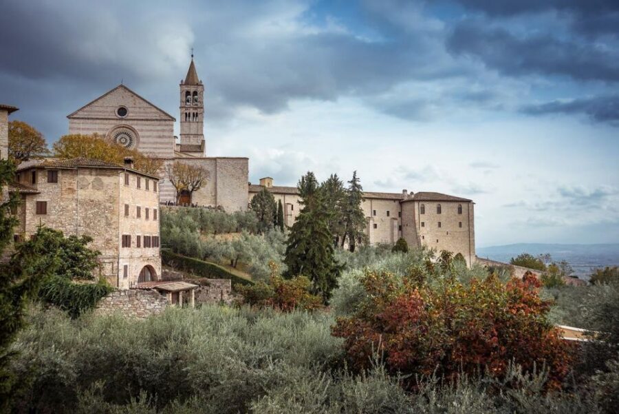 Assisi Walking Tour: Saint Francis and Saint Claire - Saint Francis Basilica: your key stop and the 3€ headphone note