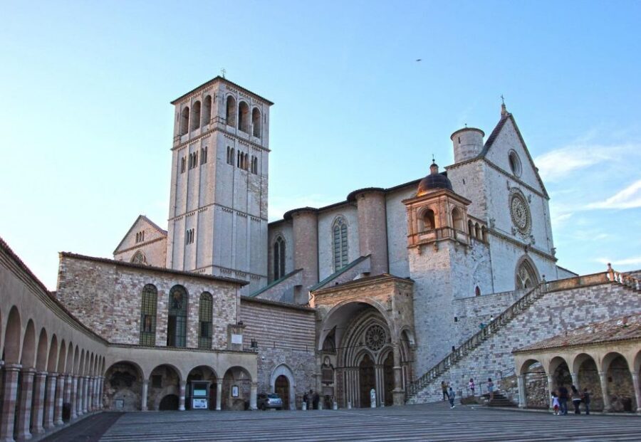 Assisi Walking Tour: Saint Francis and Saint Claire - Tour basics: meeting point, pacing, and languages