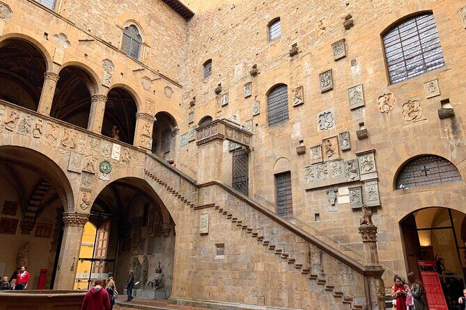 BARGELLO Private Tour in Florence - The Palace Setting: Medieval Walls and Why They’re Not Just Wallpaper