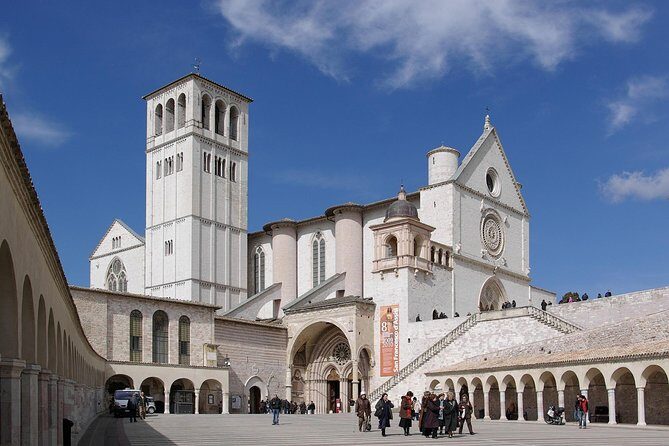 Basilica of Saint Francis Tour with official guide - Starting at the Lower Church: the tomb experience that frames everything