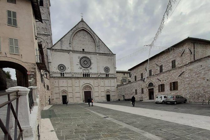 Basilica of St. Francis of Assisi. Tour with official guide - Stop 1: the tomb-level basilica and its heavyweight fresco names