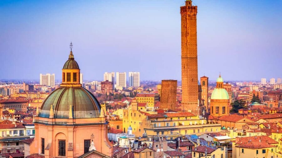 Best of Bologna: Private Walking Tour with a Local - Piazza Maggiore: Your Orientation Point in the Middle of Things