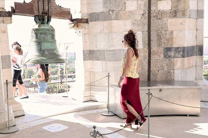 Best of Pisa Guided Walking Tour with Leaning Tower Entry Ticket - Earphones and guide delivery: what it feels like in a group