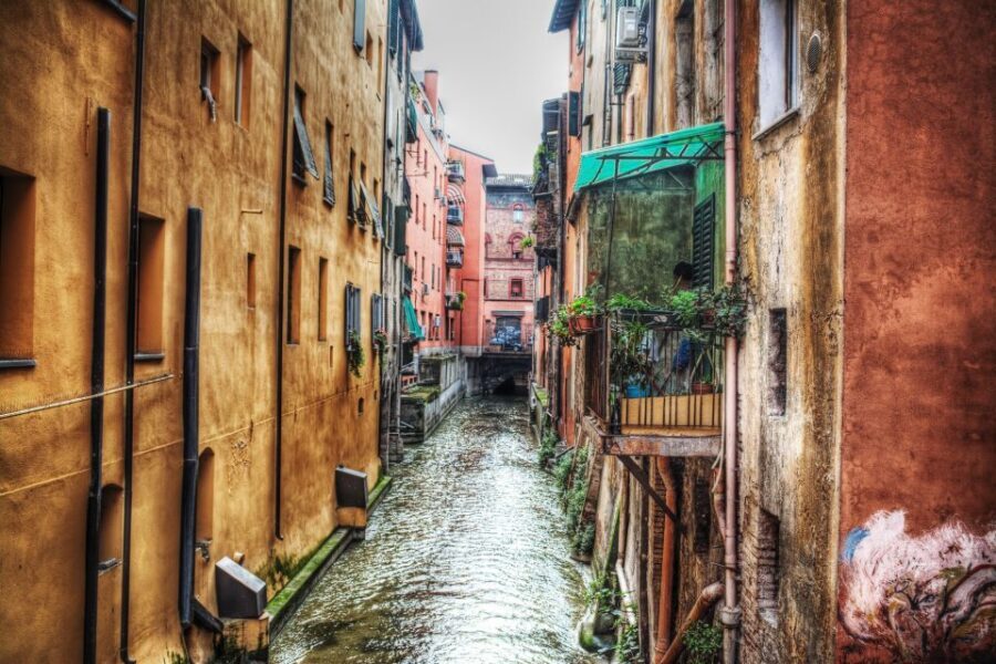 Bologna: 2-Hour Private Local's Christmas - Flexibility Mid-Tour: Changing Direction Without Losing Your Day
