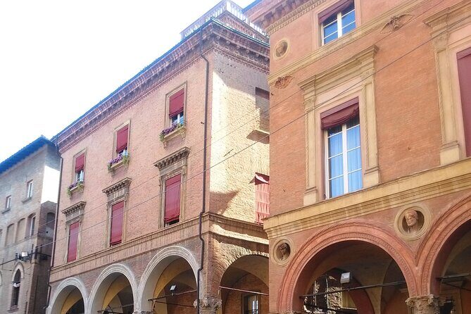 Bologna : a walk into history - San Petronio Basilica: understanding why the Bolognese care