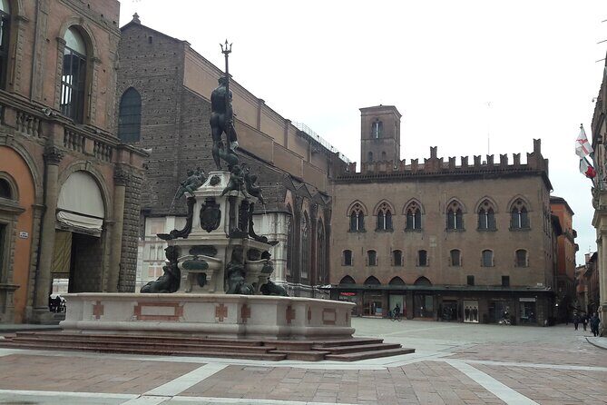 Bologna : a walk into history - Archiginnasio: the first seat of Bologna’s university life