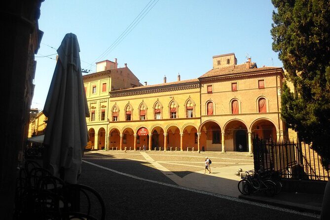 Bologna : a walk into history - Palazzo della Mercanzia: traders and the medieval economy
