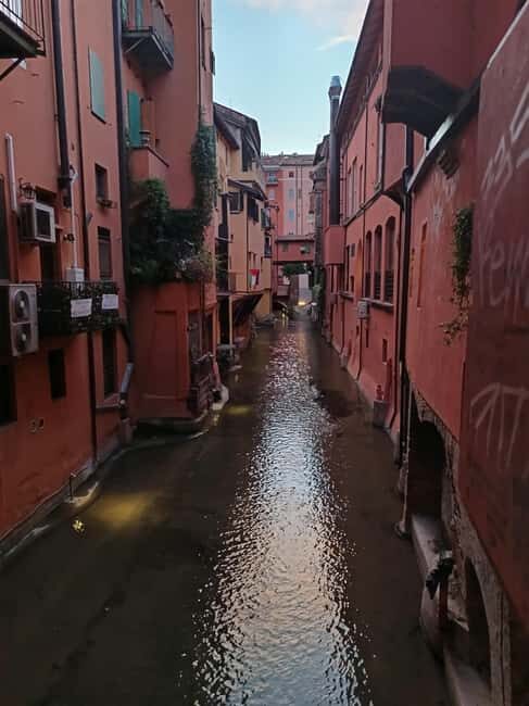 Bologna by night: Food, wine, spritz and fun - From Feltrinelli Bookshop to the squares: how the 2.5 hours work