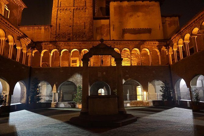 Bologna By Night Walking Tour - Piazza del Nettuno start: what the meetup tells you about the tour