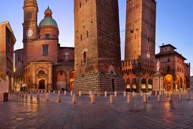 Bologna By Night Walking Tour - Quadrilatero food streets: wine, cold cuts, and smart pacing