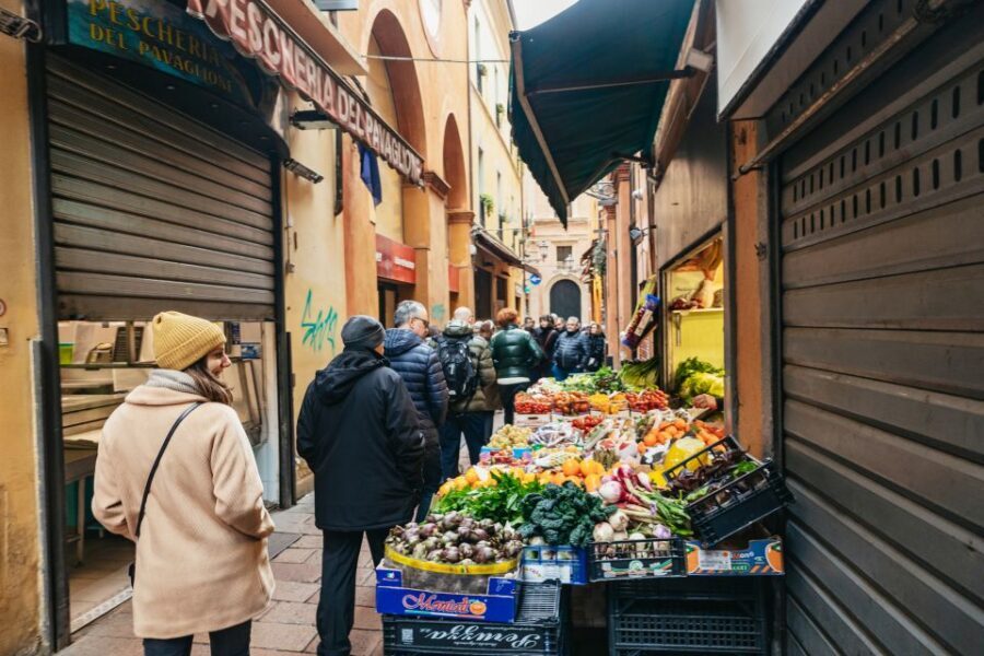 Bologna: City Center Walking Tour - Starting at Neptune’s Fountain: get oriented before you zoom in