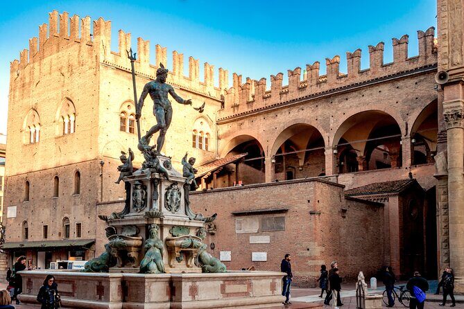 Bologna City Red Bus and Food tasting - Hop-on hop-off freedom: how to use it without losing time