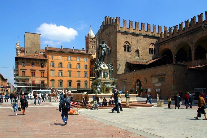Bologna City Red Bus and Food tasting - Headphones, audio pace, and how to get the most learning