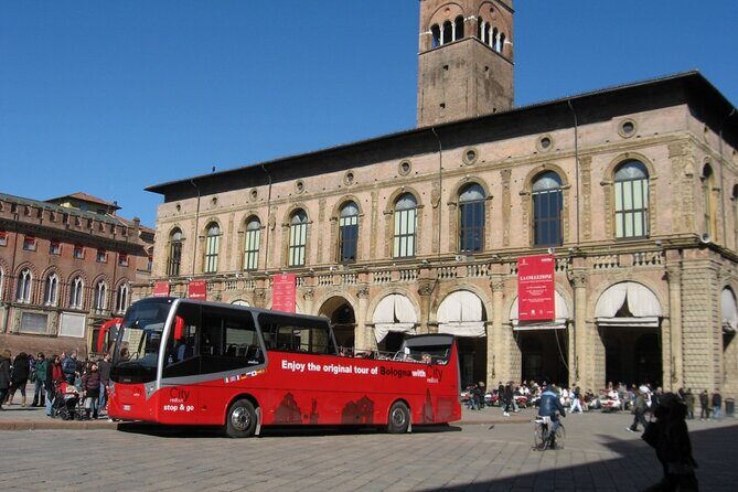 Bologna City Red Bus and Food tasting - Getting started at Piazza del Nettuno (and staying sane)