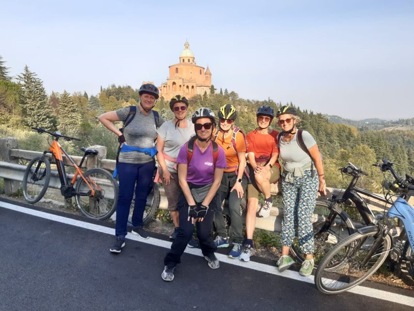 Bologna: E-Bike Guided Tour with Aperitivo - Small group energy, real local food