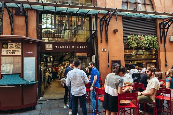 Bologna: Full meal Food Tour with Local Delights by Do Eat Better - Palazzo Ruini: gelato choices or Torta degli Addobbi