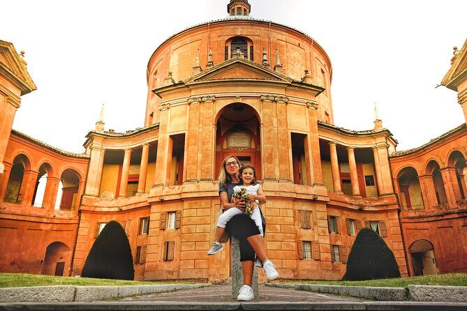 Bologna Fun Guided Private Siteseeing Tour for Kids and Families - Via Santo Stefano and Piazza Santo Stefano: old streets with real life