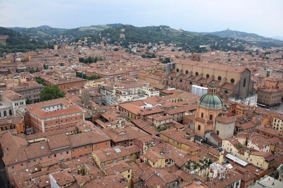 Bologna: Historical Highlights Walking Tour with Local Guide - Piazza Maggiore in 30 minutes: the city’s main living room