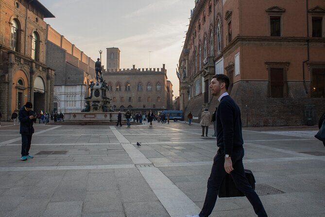 Bologna: Photo tour with professional photographer - Why a pro Bologna shoot beats selfies under the porticoes