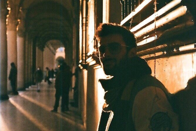 Bologna: Photo tour with professional photographer - The photographer’s job: comfort, posing help, and flexible shooting style