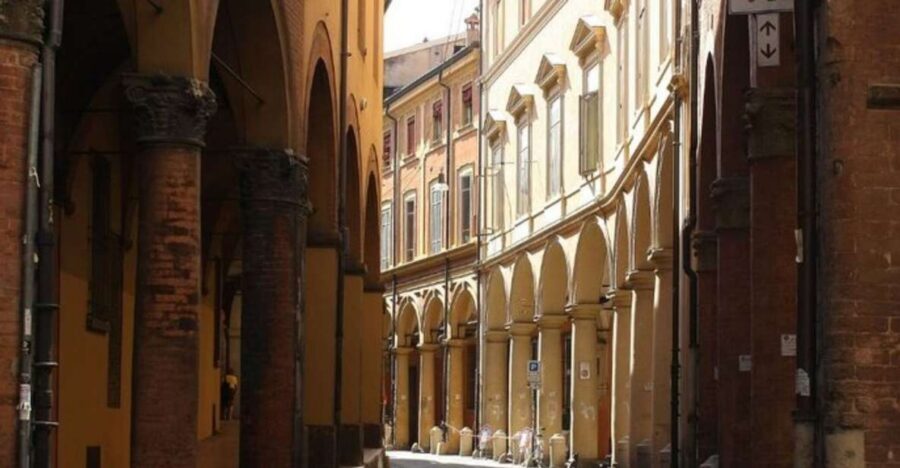 Bologna: Private custom tour with a local guide - Meeting Your Guide in Bologna: smooth handoff and upfront questions