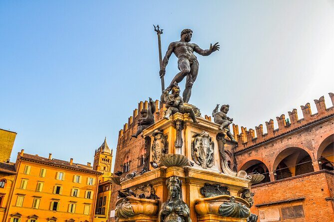 Bologna Scavenger Hunt and Highlights Self Guided Audio Tour - Le Due Torri and Piazza Minghetti: big landmarks, easy momentum