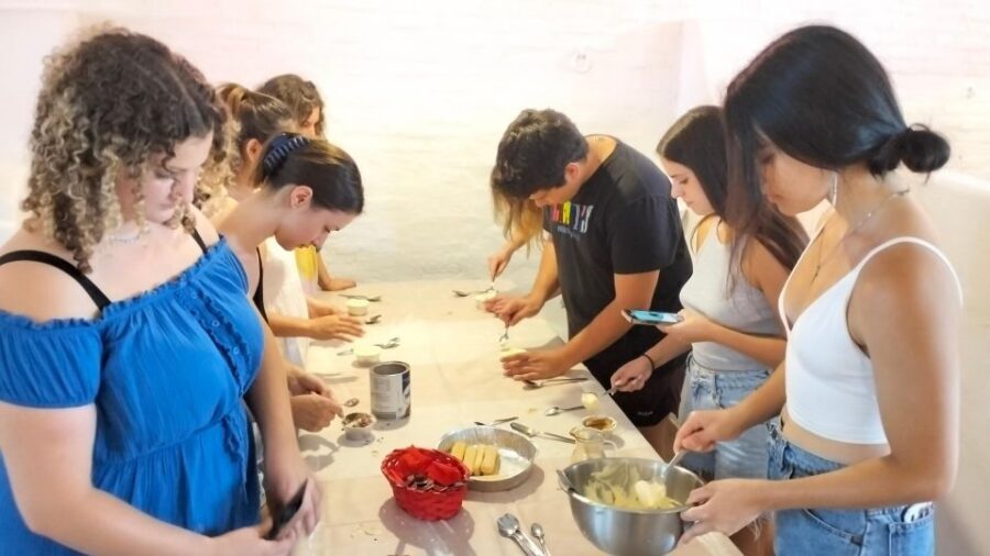 Bologna: Traditional Bolognese Cooking Class with a Meal - Finding the meeting point: Via Lincoln and a quick handoff