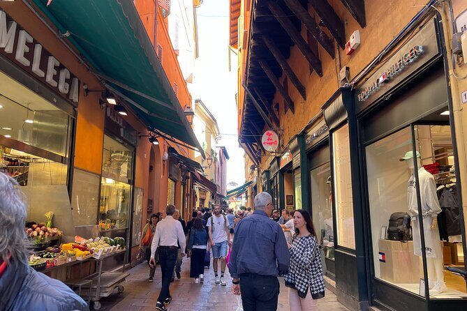 Bologna Walking Food Tour and Highlights with a Local Guide - Piazza Maggiore: The Perfect Place to Begin