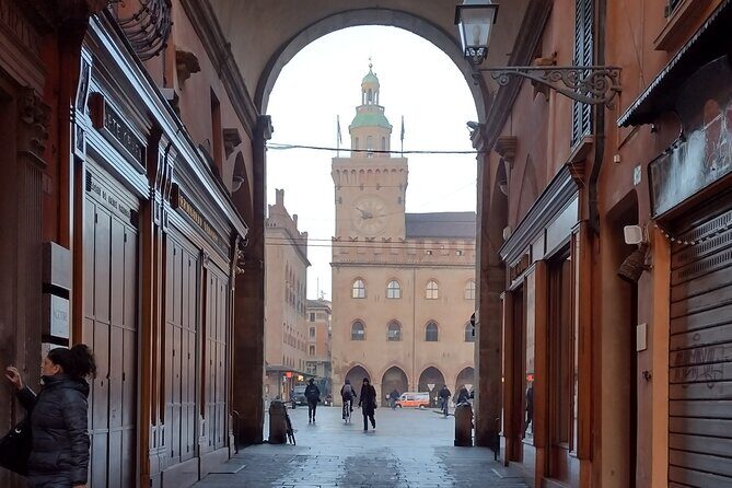 Bologna's Ancient and Recent History: A Self-Guided Audio Tour - Piazza Maggiore to San Petronio: Look Up, Then Read the Stone