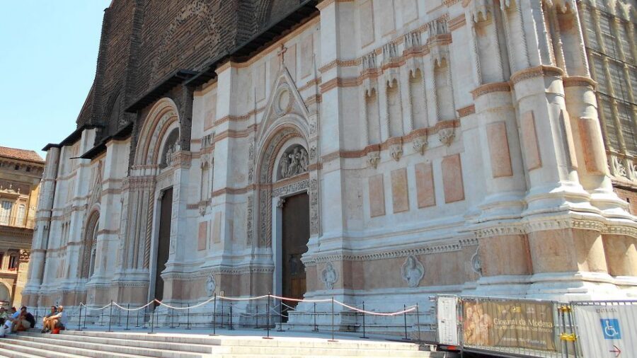Cathedral of San Petronio and Archiginnasio Private Tour - Who should book this private San Petronio and Archiginnasio tour