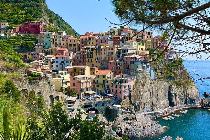 Cinque Terre PrivateTour by van from Lucca, Pisa or LaSpezia Port - Manarola: houses on a rock 70 meters above the sea