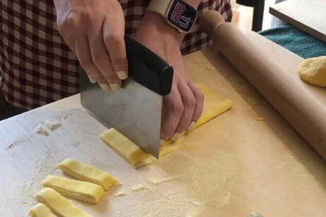 Colorful Pasta Tagliatelle and Ravioli Cooking Class near Arezzo - From bruschetta to Chianti: how the meal keeps momentum