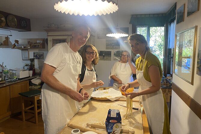Cooking class in Tuscan Villa near Cortona - The aperitif and oil tasting: more than a snack