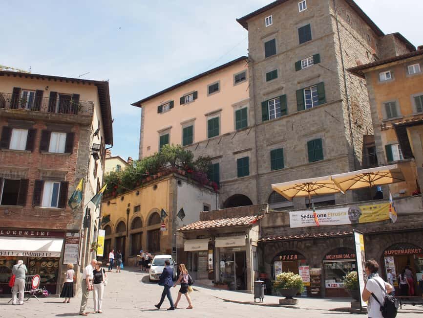 Cortona: Guided Walking Tour - Piazza della Repubblica: the square that sets the rhythm