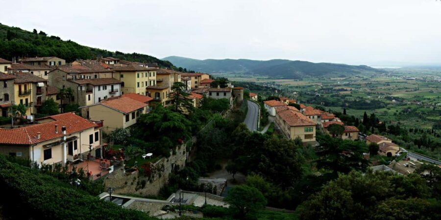 Cortona: Guided Walking Tour - Piazza Luca Signorelli: art name, town identity