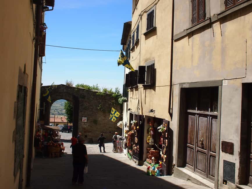 Cortona: Guided Walking Tour - Piazza del Duomo: gothic lines in a compact core