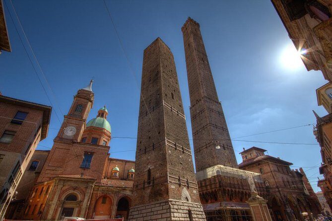 Discover Bologna an amazing city - Piazza Maggiore and Neptune Fountain: a perfect 30-minute starting point