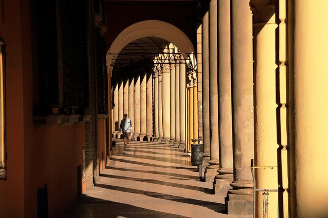 Discover Bologna an amazing city - Two Towers finale: Asinelli and Garisenda, Bologna’s lean and its lore