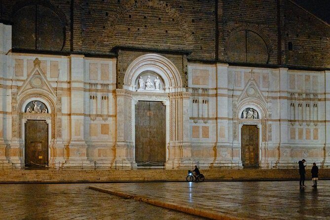 Drinks & Bites in Bologna Private Tour - Palazzo del Podestà: arcade walks and the whispering-gallery vibe