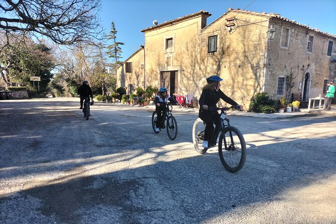 Enobike tour to Lake Corbara and Titignano Castle - Osa ghost village: a five-minute time machine