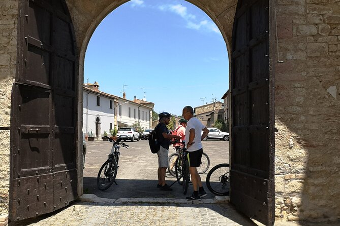 Enobike tour to Lake Corbara and Titignano Castle - Castello di Prodo: old stone above a gorge viewpoint