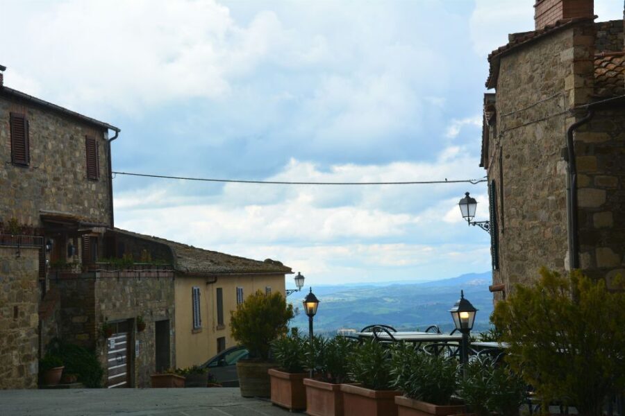 Exclusive Val d’Orcia Full-Day Wine Tour from Florence - Tenuta Fanti lunch: organic-farm views, Brunello wines, and olive oil tasting