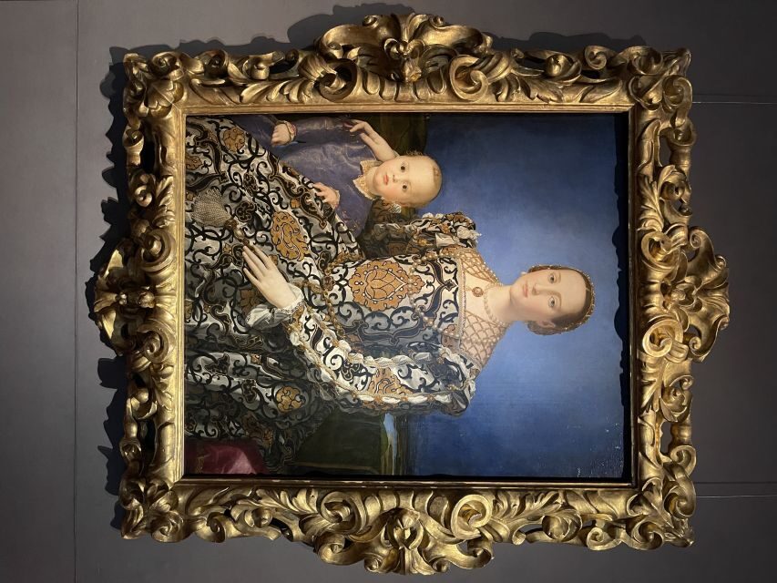 Firenze: Uffizi Tour per famiglie - Stop outside: the Petrarca statue gives context fast